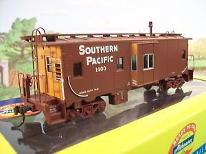 HO SOUTHERN PACIFIC Bay Window Caboose #1400 - Metal wheels!