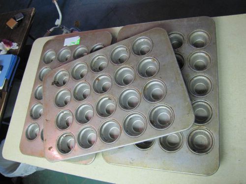 (1 or More) Commercial Metal Muffin Baking Pans Chicago Metallic 44555 (20 mold)