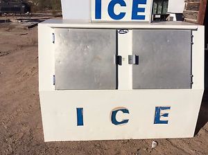 Starrett Commercial Indoor/Outdoor Bagged Ice Display Merchandiser Freezer