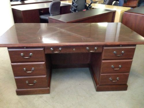 *EXECUTIVE TRADITIONAL STYLE DESK by MILLER OFFICE FURN in MAHOGANY COLOR LAMIN*
