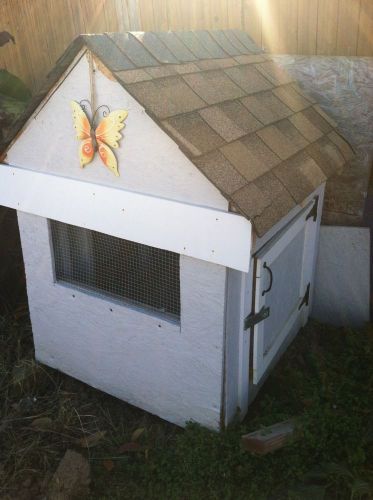 Mini Chicken Coop With 2 Wire Pens