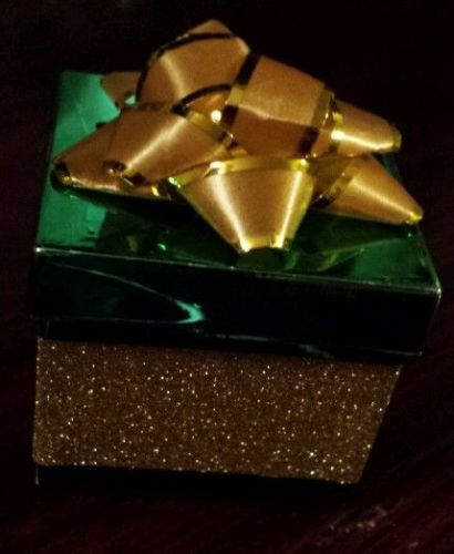 Valentimes day gift proposal JEWELRY BOX GIFT GOLD W/ emerald RING SLOT