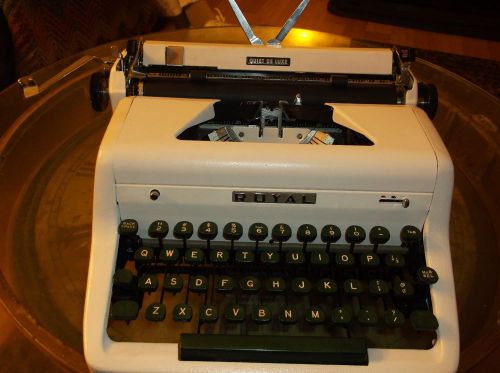 Royal  1950s WHITE Royal Quiet de Luxe Portable Manual Typewriter &amp;Carrying Cas