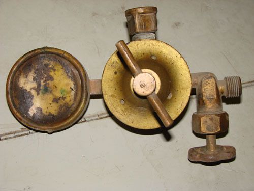 Preasure Regulator.  Water Plumbing pipe-
							
							show original title