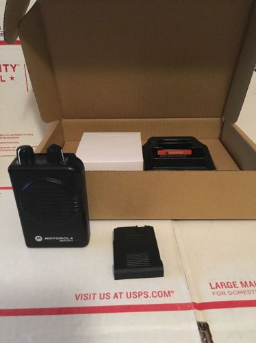 MOTOROLA VHF MINITOR V * SV / 1 CH * 143-150 MHz * NEW BATTERY AND NEW CHARGER