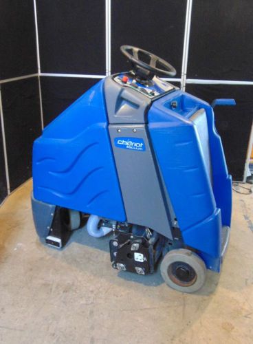 Windsor chariot ivacuum cvx28 ride on sweeper-powers on-no batteries-s2337 for sale