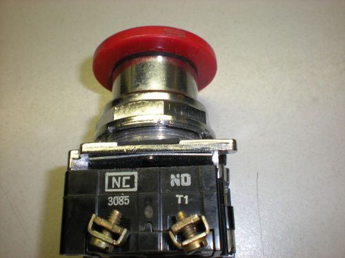 Cutler-Hammer Push-Pull Switch - (1) NC - (1) NO - 600V - Red Button