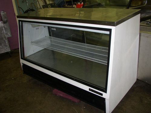 TRUE 6&#039; Refrigerated Deli Display Case - Low Height - Model # TSID-72-2L