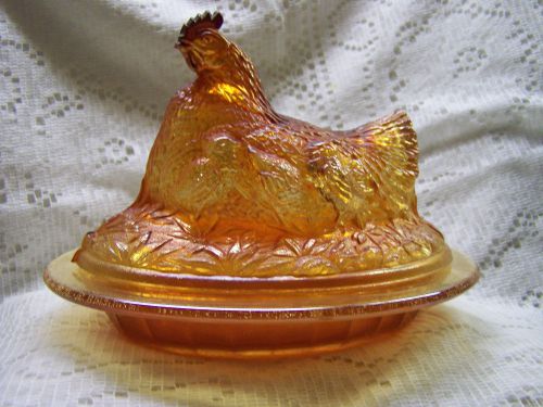 MARIGOLD CARNIVAL GLASS HEN AND CHICKS ON NEST
