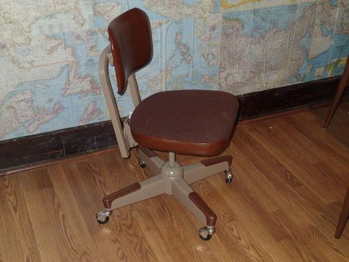 Vintage UNITED CHAIR COMPANY Desk Chair / Manual Height Adjustment Steelcase