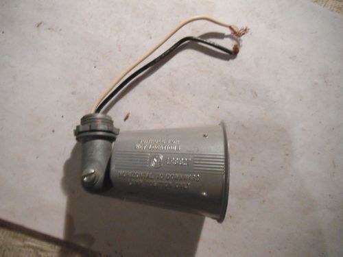 LAMP HOLDER SUITABLE FOR WET LOCATIONS LR81827 , E91992 , 150W MAX  - USED