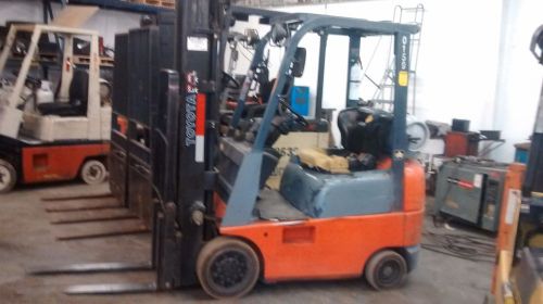 3000lb capacity Toyota forklift, 7 series, 3 stage mast/sideshifter, 2001 model