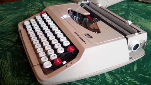 Vintage SMITH-CORONA SCM Beige Typewriter w/ Case Working CLEAN PORTABLE