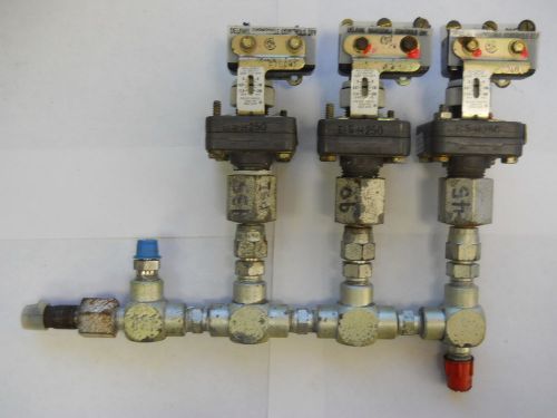 LOT OF THREE BARKSDALE PRESSURE SWITCHES EIS-H250