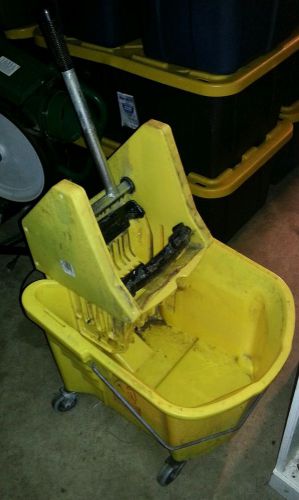 CONTINENTAL YELLOW MOP BUCKET COMMERCIAL JANITORIAL 8 GALLON 30 QUART WRINGER