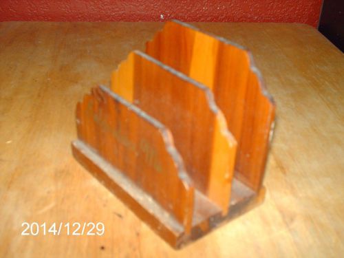 SMALL WOODEN DESK TOP LETTER HOLDER SAYS INDEPENDENCE, MO. /4 INCHES BY 3 INCHES