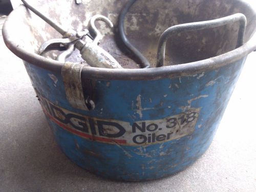 RIDGID TOOLS No. 2 OILER GUN WITH 318 BUCKET