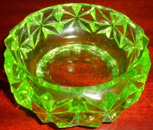 Green Vaseline glass round salt dip cellar celt star pattern master Uranium dish
