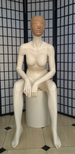 Fiberglass Sitting Female Mannequin Egghead Full Body Fashion Clothes Display