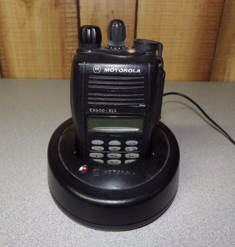 Motorola EX600 XLS UHF Handheld Radio 4W 450-512 Mhz AAH38SDH9DU6AN with Charger