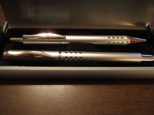 SILVER MODERN PEN SET IN CASE UNMARKED