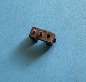 *NOS* 124796-SINGER-NEEDLE BAR THREAD RETAINER BRACKET-FREE SHIPPING*