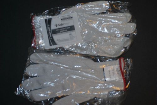 Pair of SafePrep/Sysco Cut Resistant Heavy Duty Large White Gloves