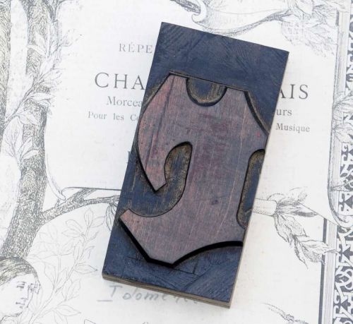 letter: r  blackletter wood type 3.54&#034; woodtype font letterpress printing block