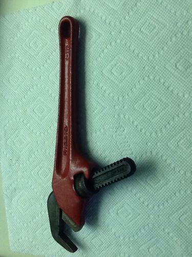 Rigid offset pipe wrench