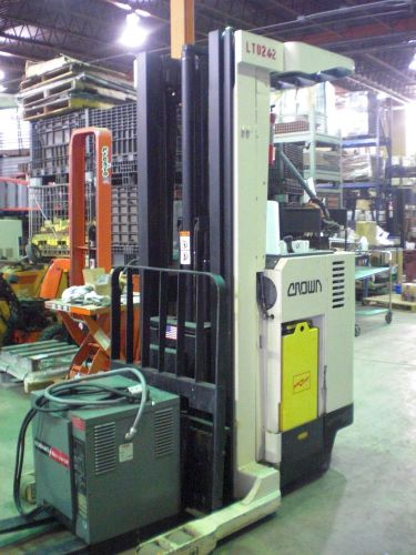 Crown rr3510-35 reach truck - only 2800 hours - new battery with charger for sale