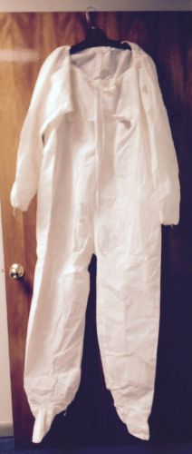 CASE OF 25 DISPOSABLE COVERALLS. DRAWSTRING NECK. ATTACHED BOOTIES. XL-2X.NEW