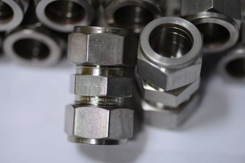 3/4 OD STAINLESS STEEL SWAGELOK COMPRESSION COUPLING