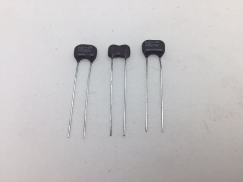 (10 pcs) CD15FC561JO3 - CDE, 560pF 300V 5%, Dipped Mica Capacitor