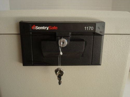 SENTRY FIRE SAFE SECURITY FILE BOX w KEY LOCK # 1170 - OFF WHITE - NEW IN BOX