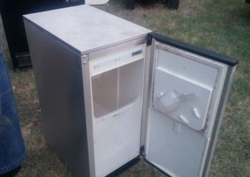 Used Manitowoc SMS050A002  Air Cooled 53 Lb undercounter Cube Ice Machine