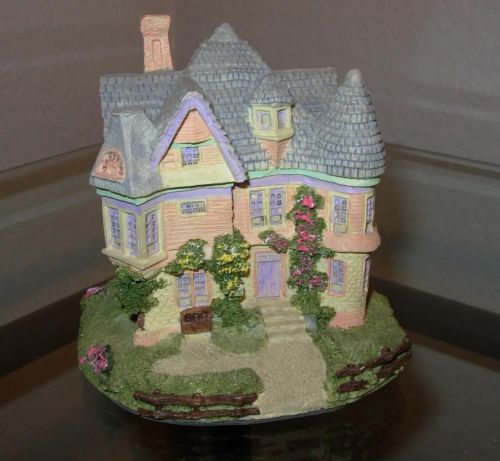 Country house paperweight with high pitched roof &amp; gardens, 4&#034; x 3.5&#034; x 4.5&#034; for sale