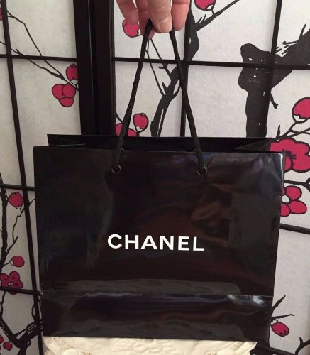 Auth chanel 10.5&#034; w x 9&#034; h blk/white logoed s-m shiny shopping bag w/ handles for sale