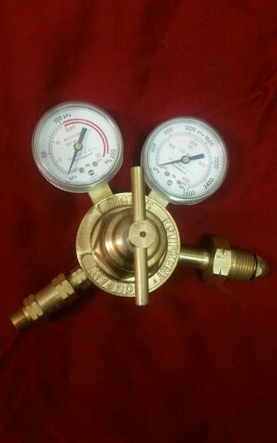 USED VICTOR COMPRESSED ACETYL GAS REGULATOR MADE IN THE USA. EXCELLENT CONDITION