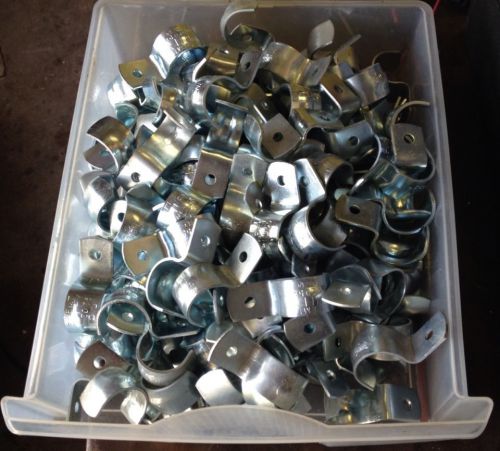 Lot of 100 1&#034; medium duty jiffy clip conduit pipe straps med 55 for sale