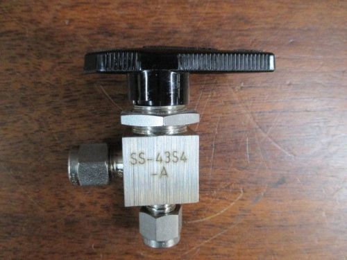NEW Whitey Swagelok 1/4&#034; Stainless Steel Angle Valve SS-43S4-A