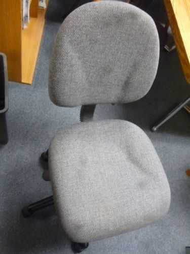 1 of 6 high quality “big and tall” office swivel chairs on 5 wheeled legs(c137) for sale