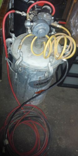 Used devilbliss 8 gallon paint pressure pot la-2240 qmg with binks gauges cheap for sale