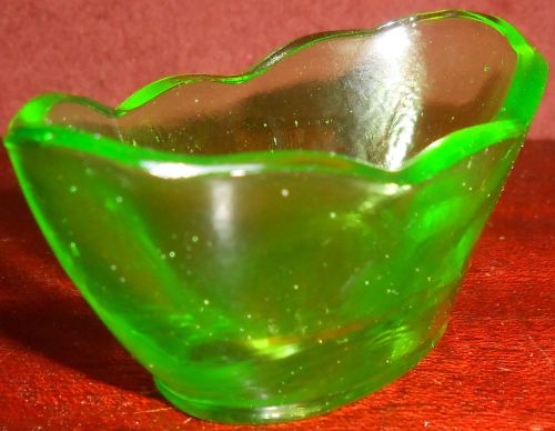 Green Vaseline Uranium glass oval salt dip / cellar celt tub pattern art master