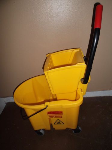 Rubbermaid wave brake 7680 mop bucket &amp; wringer 35 quart - used only twice for sale