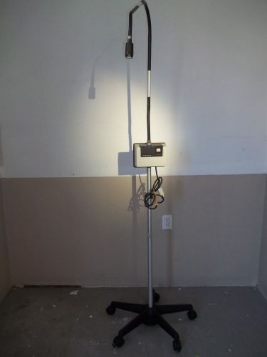 WELCH ALLYN  48300 LITE LIGHT EXAMINATION LIGHT, W/ ROLLING STAND.USED