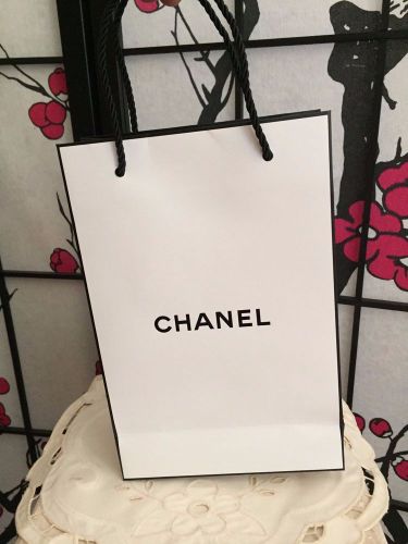 AUTH CHANEL 6&#034; W X 9 1/4&#034; H WHITE/BLK LOGOED SMALL SHOPPING BAG
