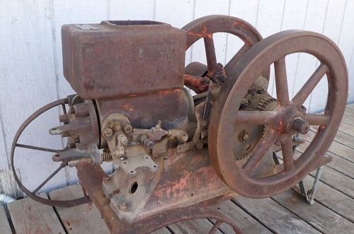VINTAGE ANTIQUE 1 1/2 H.P. HIT AND MISS FARM GAS ENGINE IN SOUTH DAKOTA