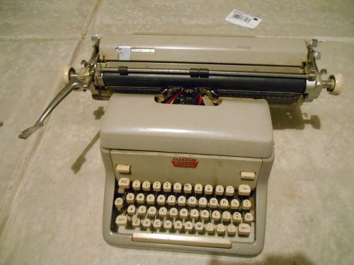 Antique Royal manual mechanical typewriter Needs work.