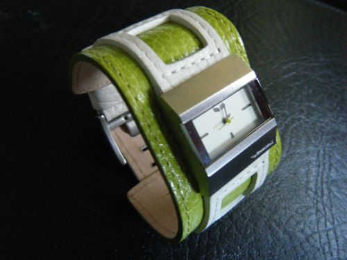 WOMEN&#039;S LADIES VESTAL MOD WHITE/GREEN LEATHER WRIST WATCH SURFER/SKATER GIRL