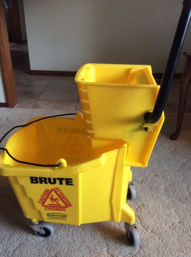 Rubbermaid Brute 7570 Commercial Mop Bucket with Wringer